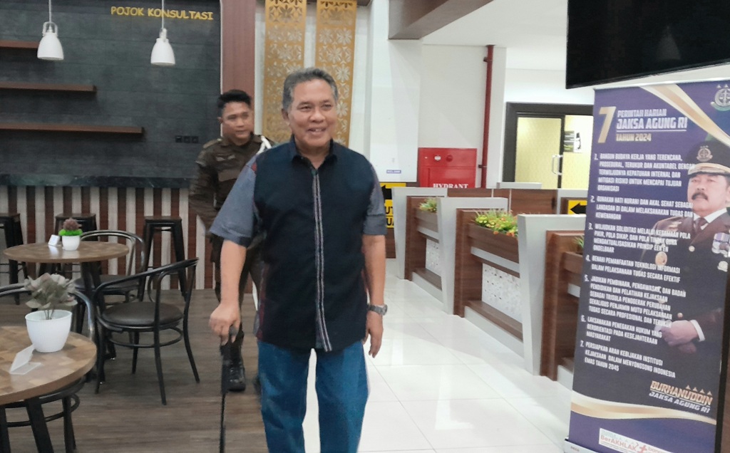 BAKAL DIPERIKSA: Mantan Bupati Lombok Barat Zaini Arony saat memenuhi panggilan penyidik Kejati NTB, 2024 lalu.&nbsp;