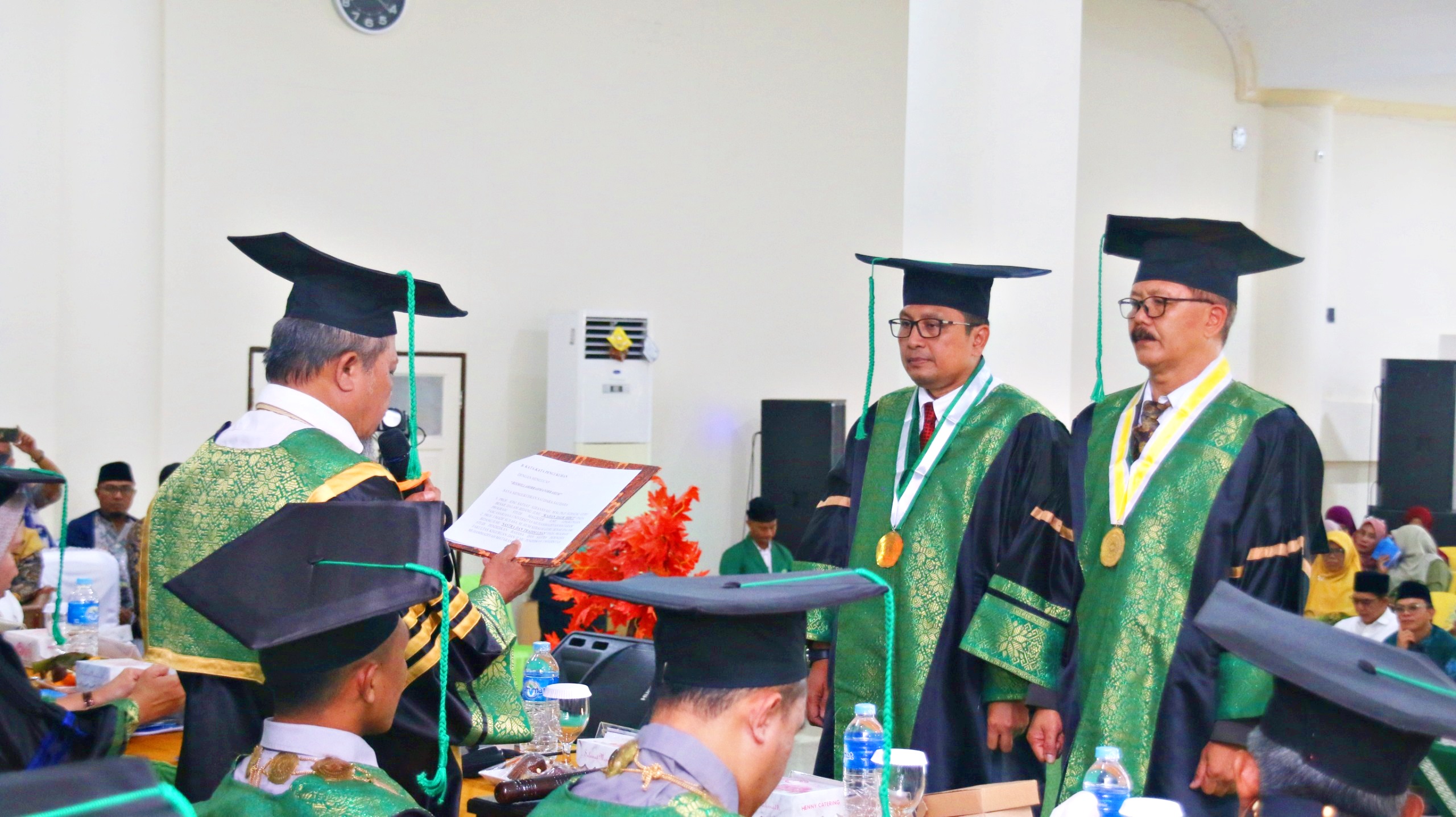 Rektor Ummat Drs Abdul Wahab MA mengukuhkan dua guru besar, yakni Prof. Dr. Made Suyasa, M.Hum., (kanan) dan Prof. Joni Safaat Adiansyah, ST.M.Sc.,Ph.D. (kiri)