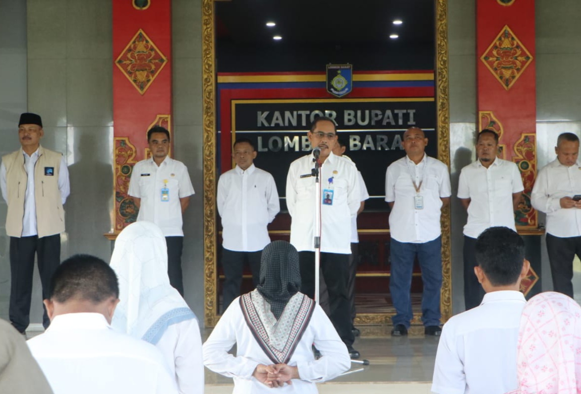 HARI TERAKHIR: Pj Bupati Lobar Ilham menyampaikan pidato terakhir sebagai Pj Bupati di hadapan para ASN Pemkab Lobar dalam apel Rabu pagi (19/2).