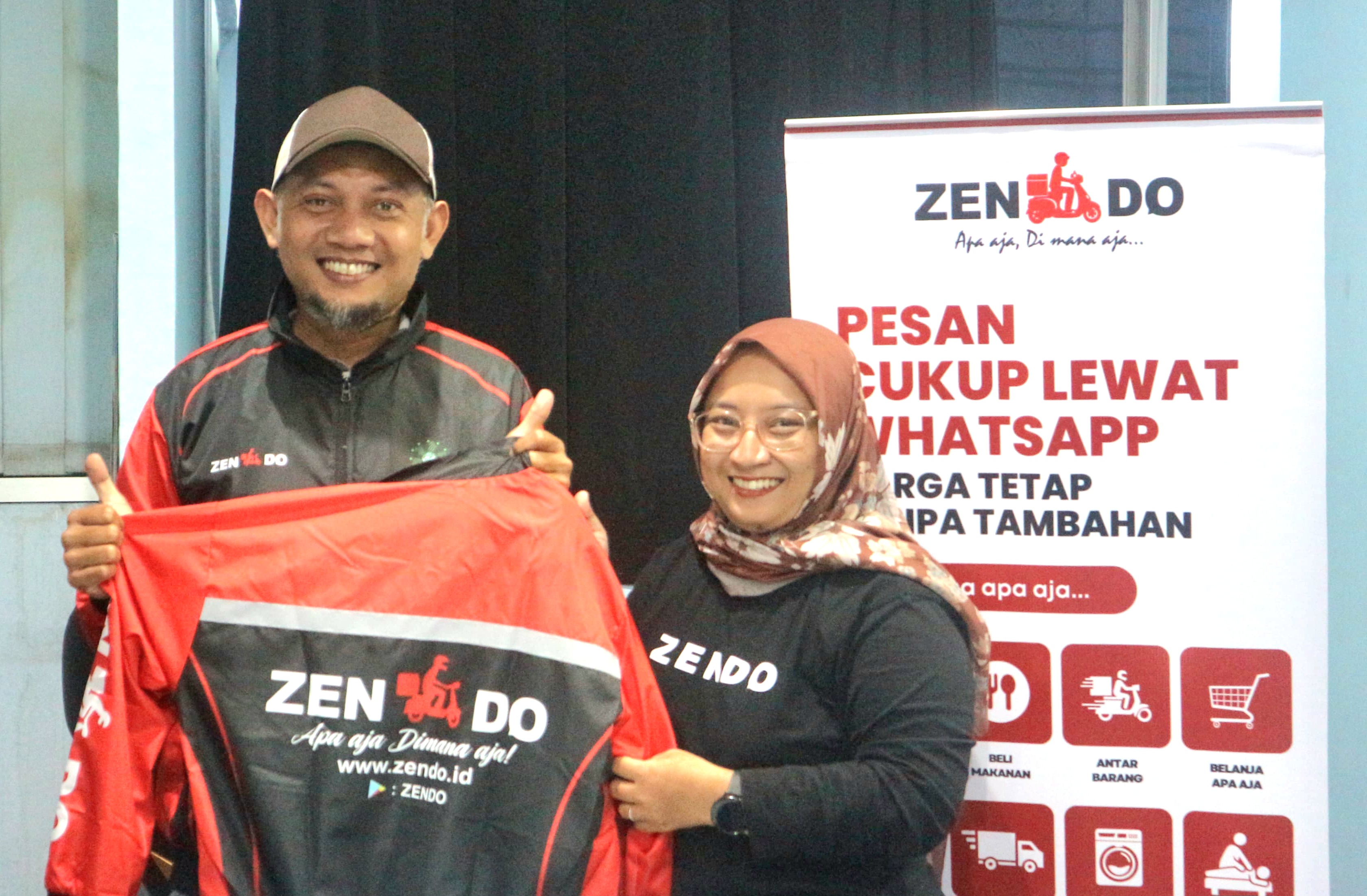 Penanggung Jawab Jaringan Bisnis Alumni  Assalaam NTB Muhammad Khadafi menerima simbolis Jaket Zendo dari Founder dan CEO Zendo Lutfy Azizah.