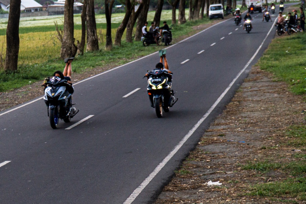 MEMBAHAYAKAN: Aksi balap liar yang dilakukan remaja di salah satu wilayah Kota Mataram.&nbsp;
