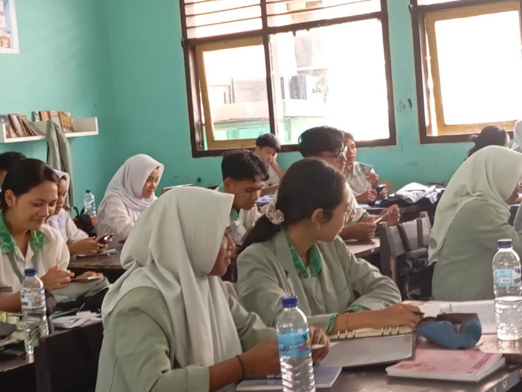 BELAJAR: Siswa kelas XII SMAN 4 Mataram melaksanakan kegiatan belajar mengajar di sekolah setempat, belum lama ini. Pihak sekolah memberikan pendampingan kepada siswa eligible untuk pemilihan prodi.