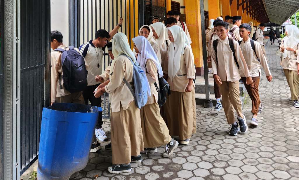 TIKET PULANG: Siswa SMPN 13 Mataram membawa sampah sebagai tiket pulang di sekolah setempat, pekan lalu.