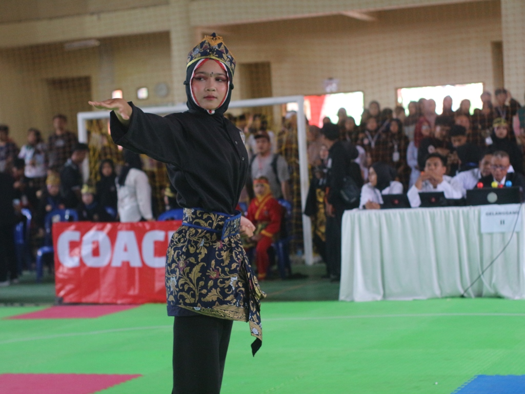 TAMPIL: Seorang atlet bela diri saat menampilkan kemampuannya dalam bela diri, pada Kejuaraan Nasional Pencak Silat. Rabu (19/2).
