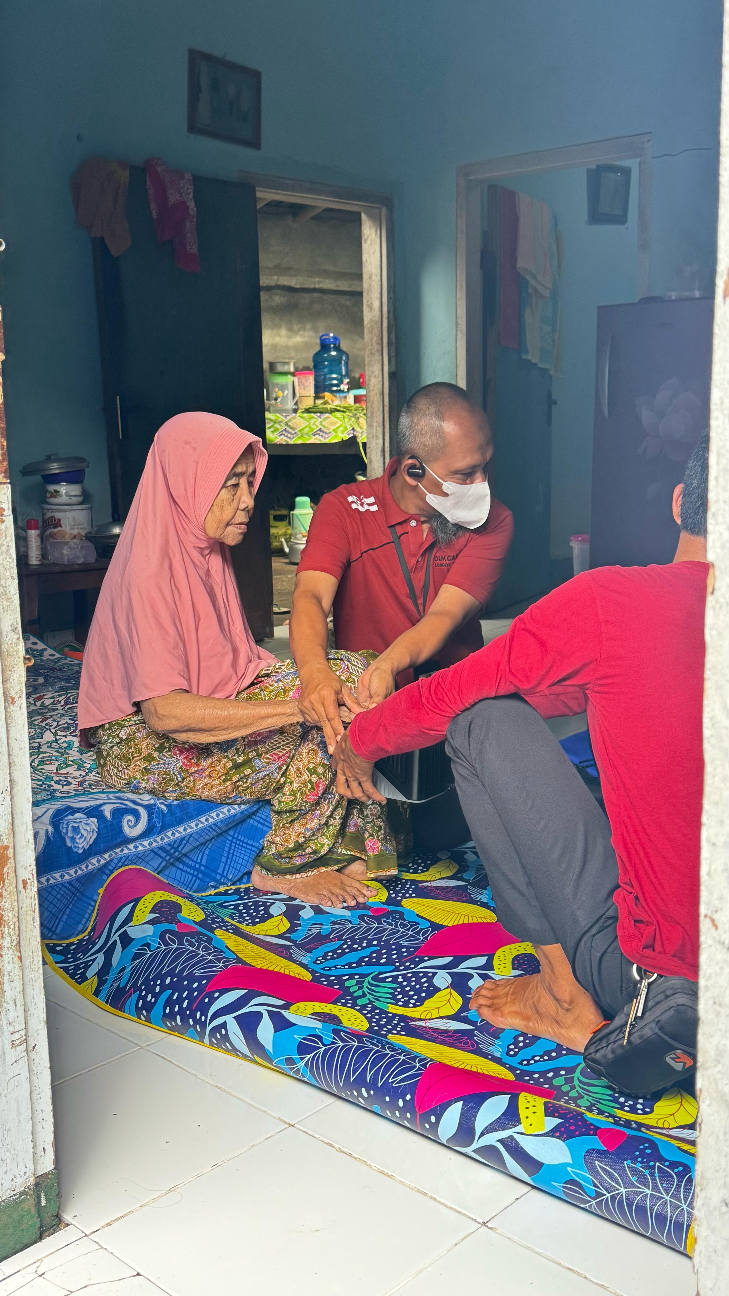 DOKUMEN PENTING: Proses perekaman di salah satu kediaman lansia yang sama sekali belum memiliki data kependudukan, di Desa Loyok, Lotim, Rabu (19/2).