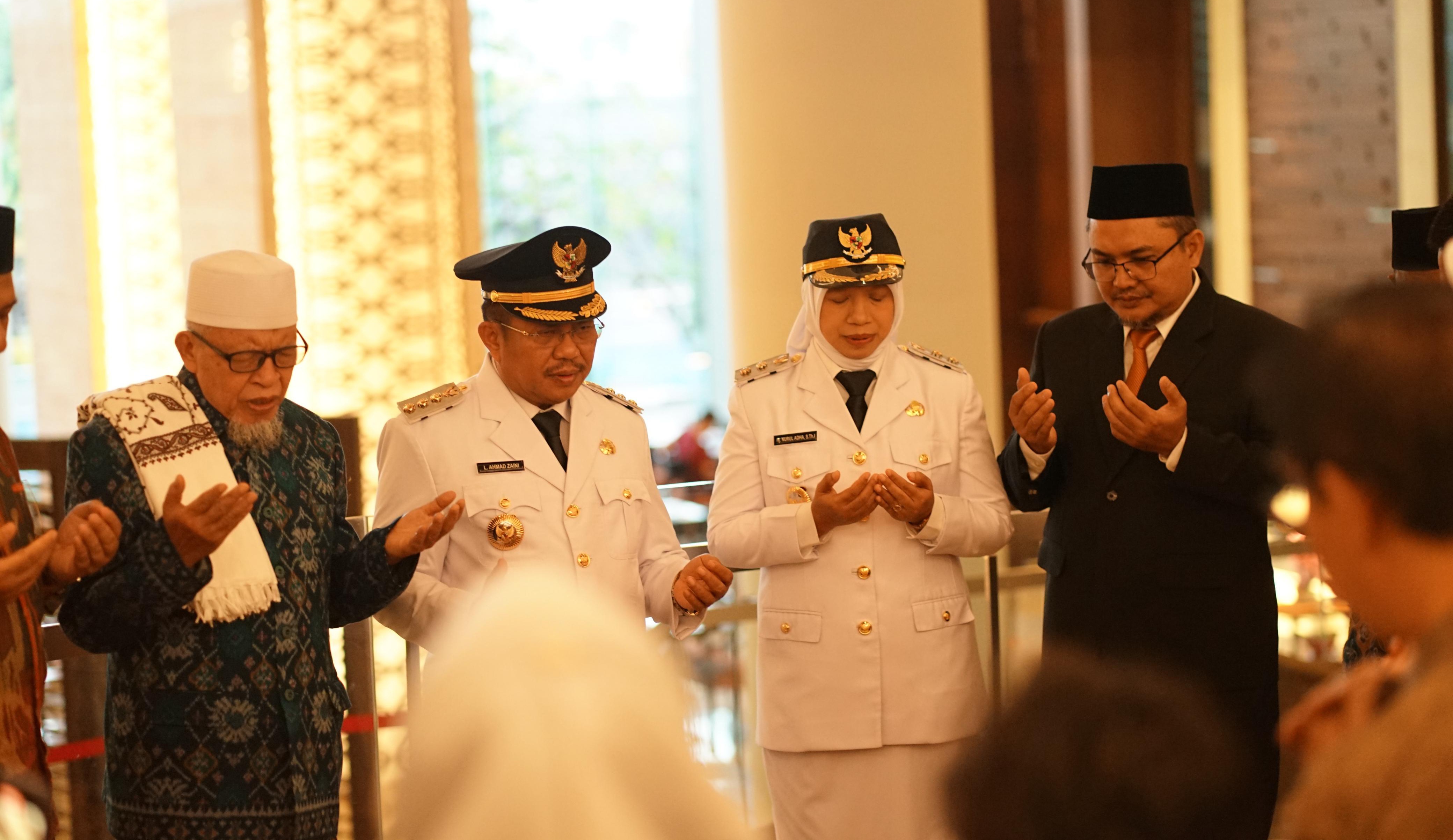 BERDOA: TGH Muharrar Mahfudz memimpin doa untuk pasangan Lalu Ahmad Zaini-Nurul Adha sebelum pelantikan oleh Presiden Prabowo Subianto di Istana Negara Jakarta Kamis pagi (20/2)