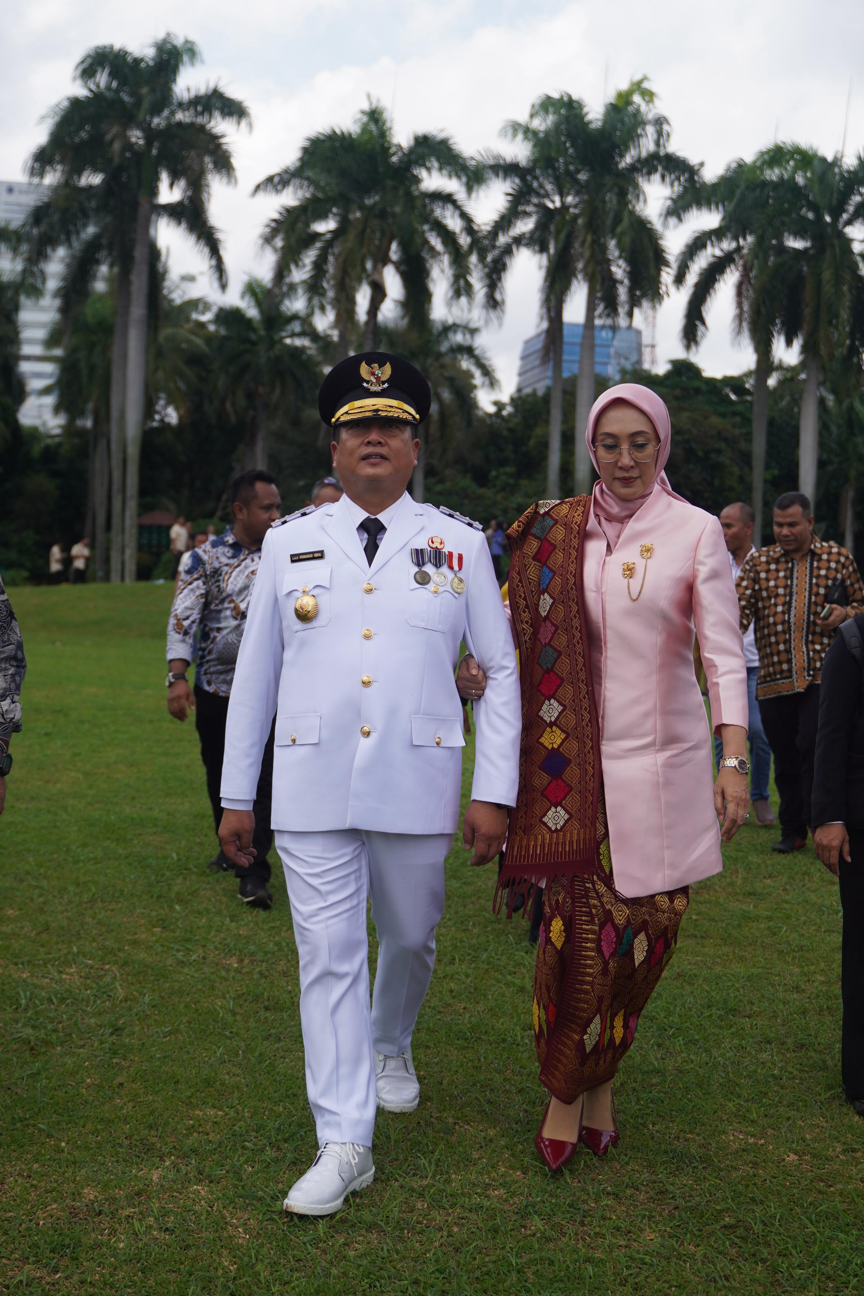 Gubernur NTB Dr H Lalu Muhamad Iqbal didampingi istrinya Sinta Agathia Soedjoko saat pelantikan di Jakarta.