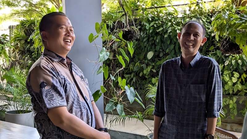 Prof Hamsu Kadriyan saat berbincang Gubernur NTB Lalu Muhamad Iqbal. (Istimewa/Lombok Post)