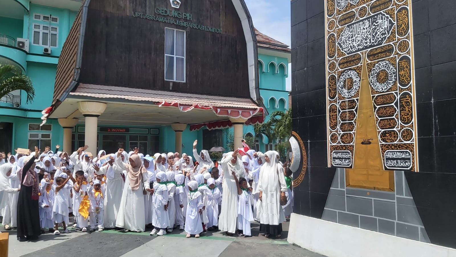 Himpaudi dan PKG se-Kecamatan Lingsar mengikuti manasik haji di Asrama Haji Mataram, Kamis (20/2). (NURUL/LOMBOK POST)
