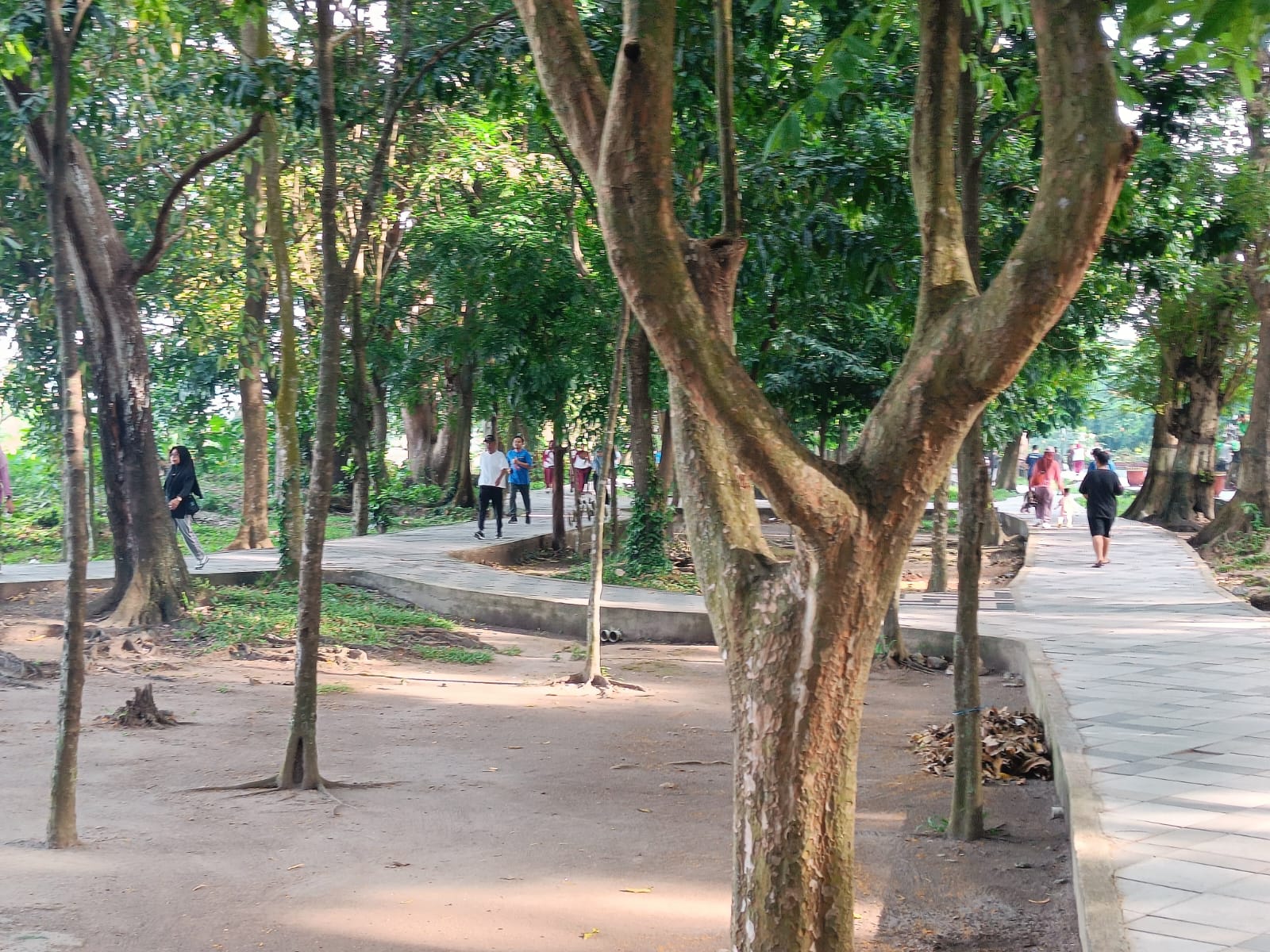 MENYEHATKAN: Warga terlihat antusias berolah raga di jogging Track Udayana, Kota Mataram, Jumat (21/2).