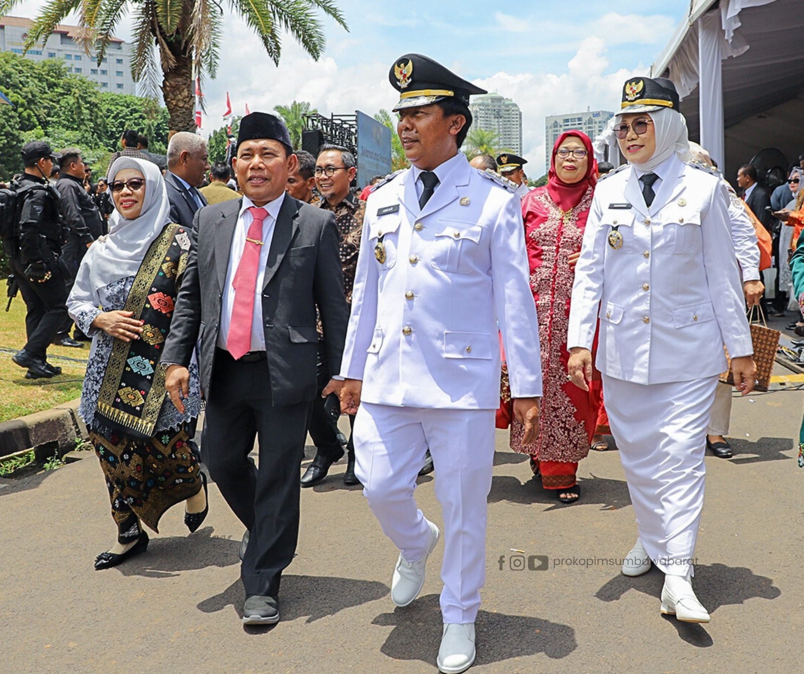 SELAMAT BERTUGAS: Bupati KSB H Amar Nurmansyah dan Wabup Hj Hanipah W Musyafirin saat berjalan menuju Istana Negara sebelum dilantik serentak oleh Presiden RI Prabowo Subianto.