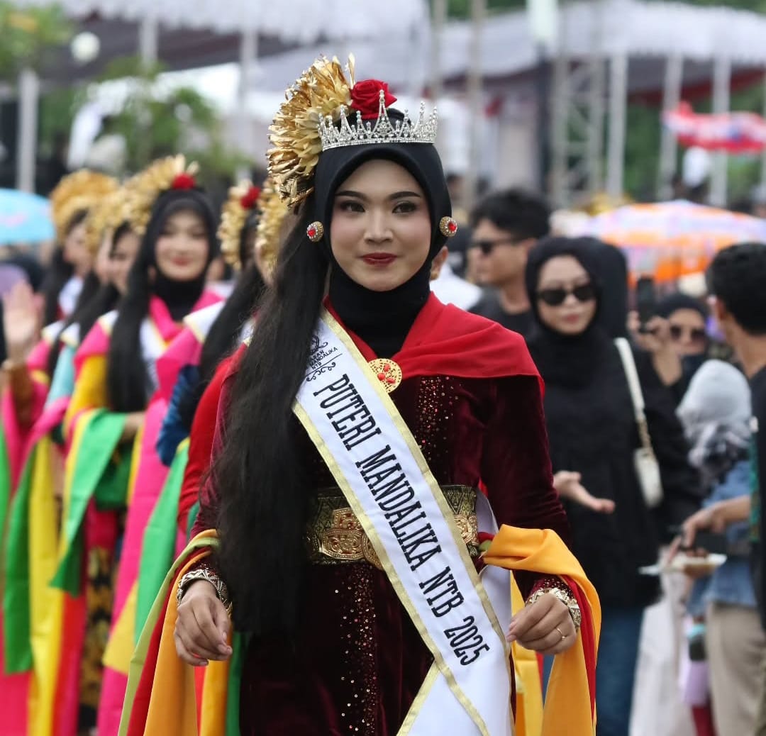 CANTIK BERPRESTASI: Baiq Uswatun Hasanah saat memimpin karnaval 1000 Puteri Mandalika di Kuta Beach Park, Senin (18/2) lalu.