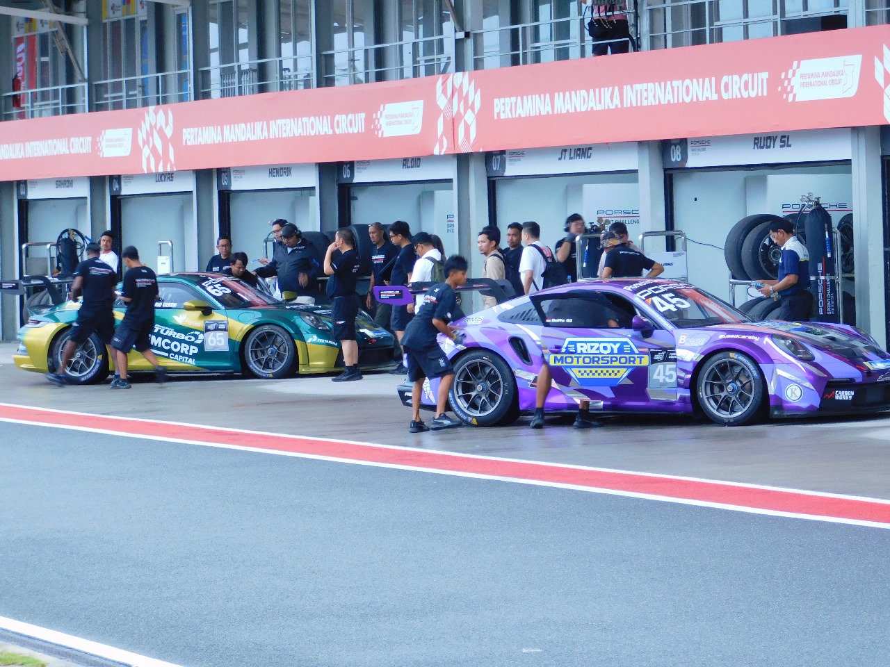 Sejumlah teknisi mempersiapkan mobil-mobil sport yang akan menjajal lintasan Sirkuit Internasional Mandalika, Loteng beberapa waktu lalu.