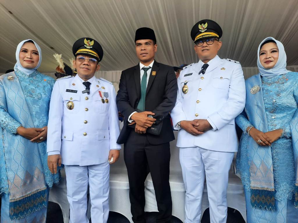 PEMIMPIN BARU: Najmul dan Kusmalahadi bersama istri usia dilantik di Jakarta, Kamis (20/2).