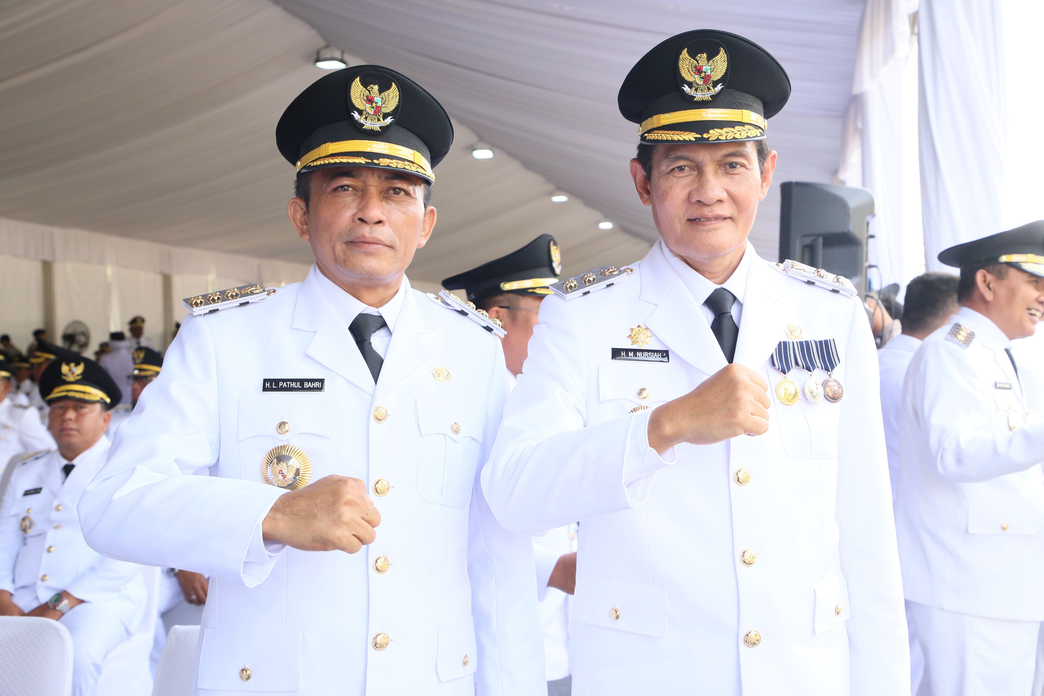 RESMI DILANTIK: Bupati Loteng Lalu Pathul Bahri (kiri) berfoto bersama Wakil Bupati Loteng HM Nursiah usai dilantik oleh Presiden RI Prabowo Subianto di Istana Negara, Jakarta, Kamis (20/2).