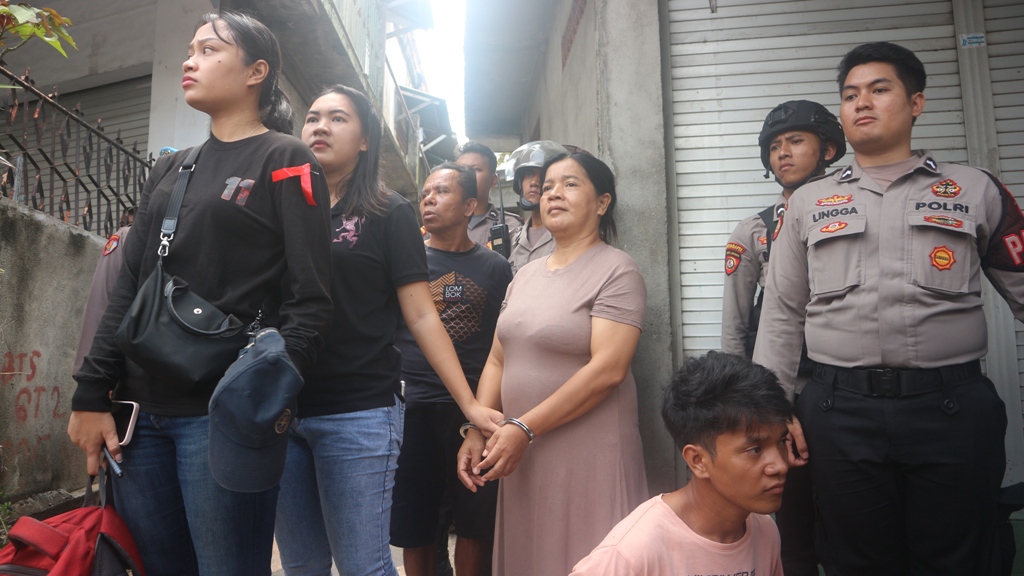 DIGEREBEK: Tim gabungan dari Polda NTB, Polresta Mataram, dan BNN Kota Mataran saat melakukan penggerebekan di kampung rawan Narkoba Kelurahan Dasan Agung, Kecamatan Selaparang, Kota Mataram.