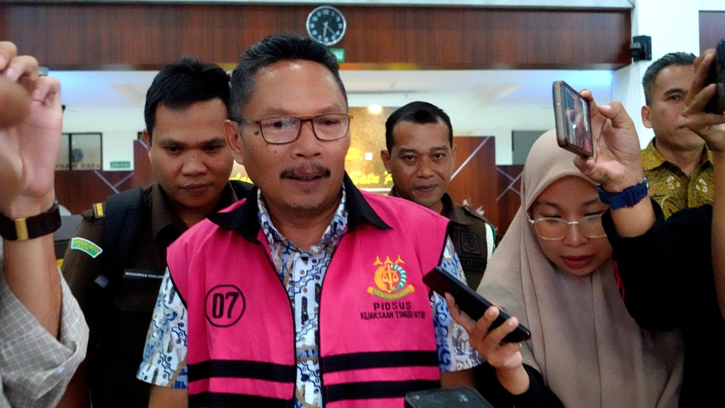DIPERIKSA KEMBALI: Mantan Sekretaris Daerah (Sekda) Provinsi NTB Rosiady Sayuti usai diperiksa penyidik Kejati NTB, Kamis (20/2).