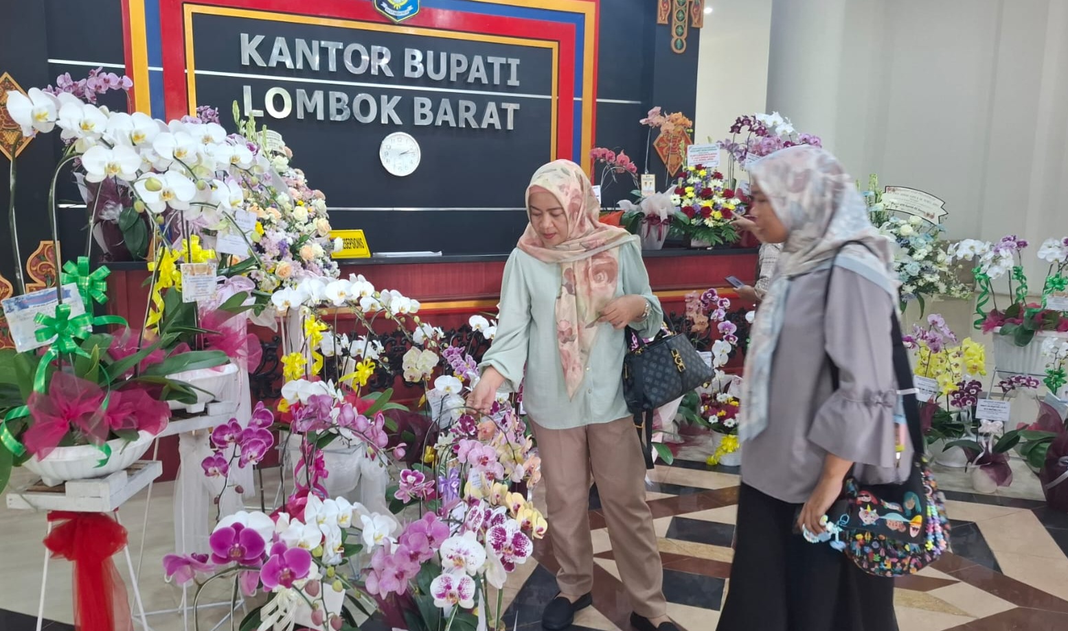 UCAPAN SELAMAT: Lobi Kantor Bupati Lobar dipenuhi rangkaian bunga sebagai bentuk ucapan selamat atas pelantikan Bupati Lalu Ahmad Zaini dan Wakil Bupati Nurul Adha.