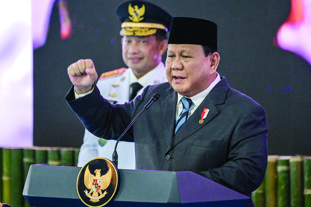 BERI ARAHAN: Presiden Prabowo Subianto memberikan arahan kepada kepala daerah yang dilantik di Istana Kepresidenan Jakarta, Kamis (20/2). (BAY ISMOYO/AFP)