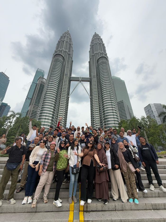 GATHERING MEDIA: Para awak media berfoto bersama di depan Petronas Twin Towers, ikon Malaysia, dalam rangkaian kegiatan Media Gathering Epson Indonesia 2025.