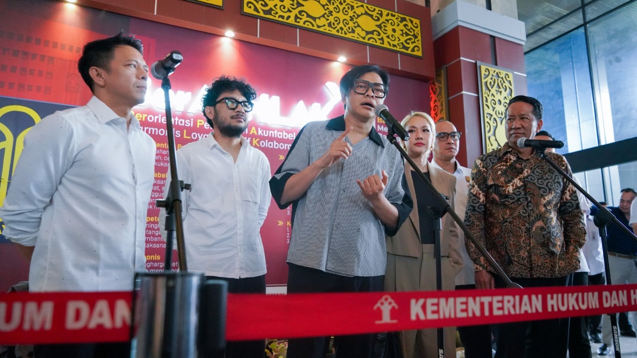 BERI MASUKAN: Armand Maulana bersama beberapa musisi menyambangi kantor Kementerian Hukum (Kemenkum) untuk memberikan masukan terkait dengan revisi UU Hak Cipta, Rabu (19/2).