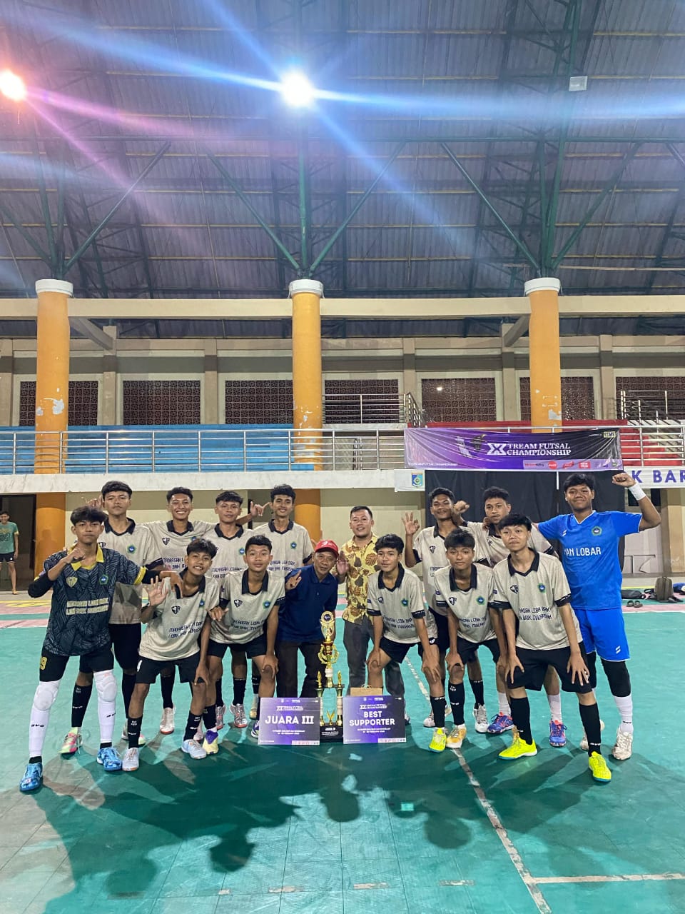 BERPRESTASI: Tim Futsal MAN Lobar meraih juara tiga pada ajang Extreme Futsal 2025 di GOR Mini Gerung, Lombok Barat, Kamis (20/2) lalu.