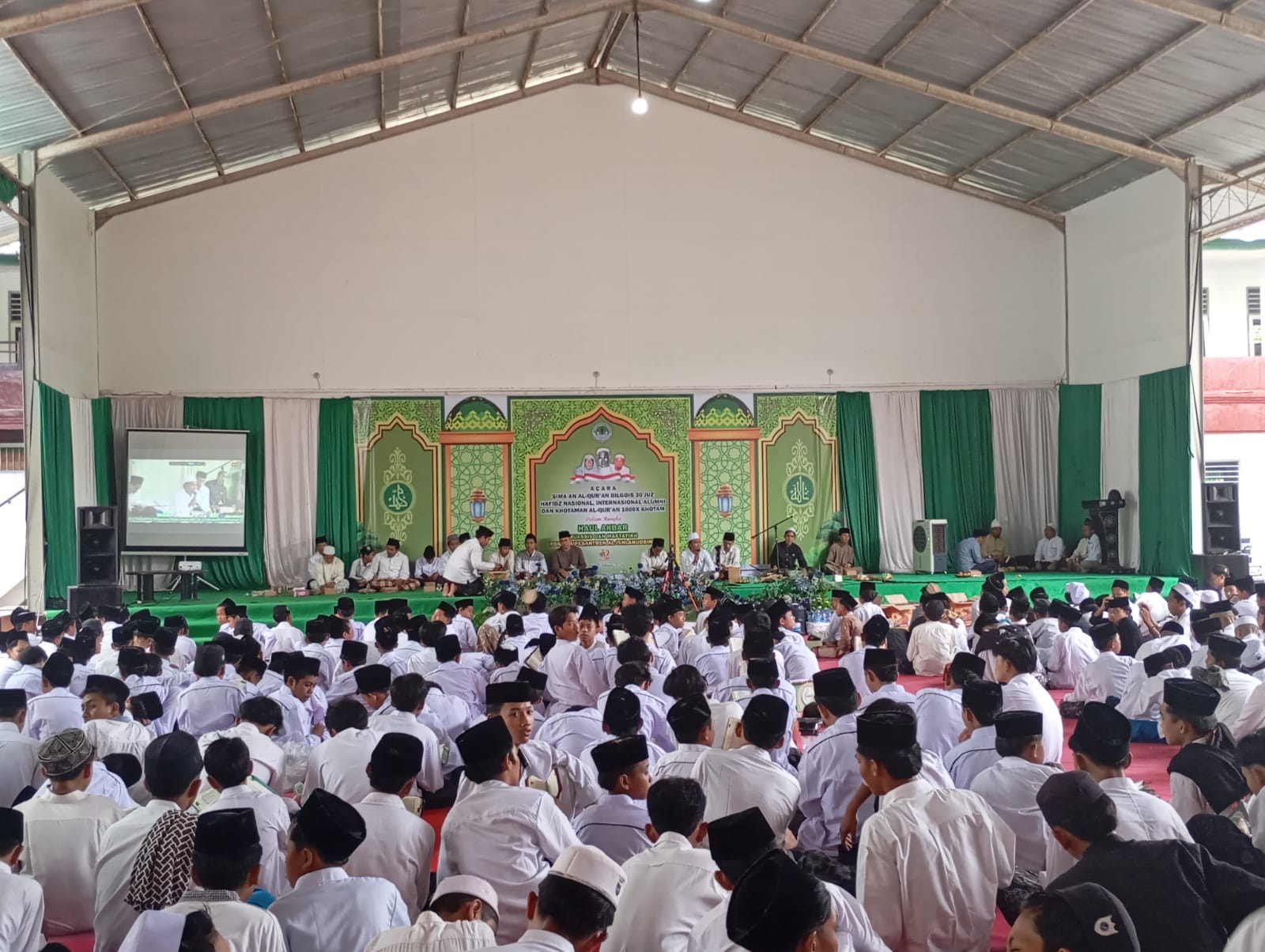 KHATAMAN ALQURAN: Ribuan santri Ponpes Al-Ishlahuddiny, Kediri, Lombok Barat melaksanakan khataman Alquran di aula ponpes setempat, kemarin (20/2).