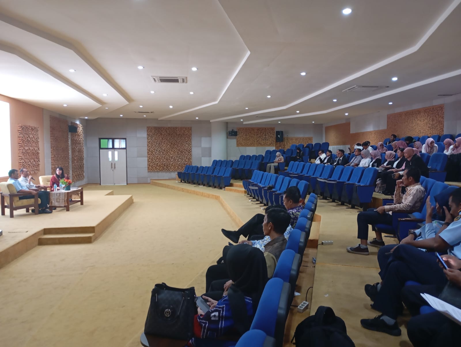 KULIAH TAMU: Mahasiswa S2 Prodi Kesehatan Masyarakat mengikuti kuliah tamu di di  Auditorium  Dr. Yunita Sabrina FKIK Unram, kemarin (20/2).