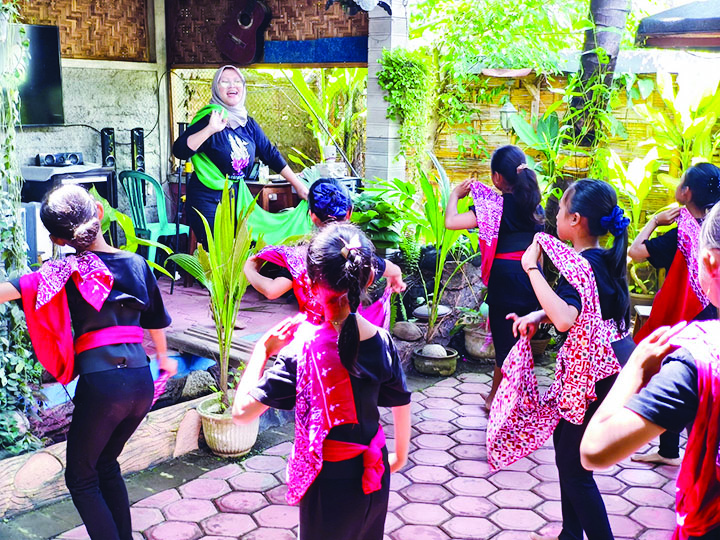 LESTARIKAN KEBUDAYAAN: Retno Mukti Handayani mengajari anak-anak tari dolanan di Sanggar Saraswati, Minggu (9/2).