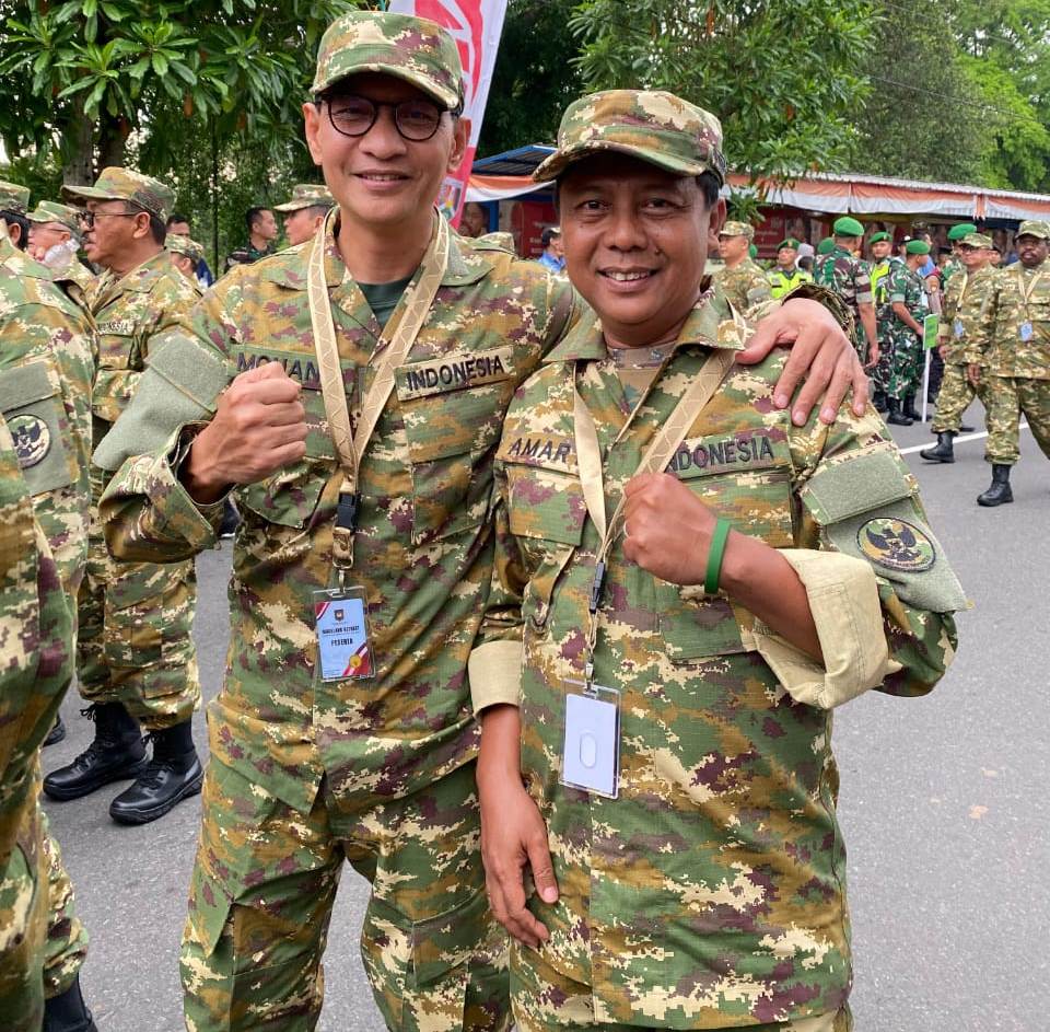 KOMPAK: Bupati KSB Amar Nurmansyah berfoto bersama dengan Wali Kota Mataram Mohan Roliskana dengan mengenakan seragam militer.