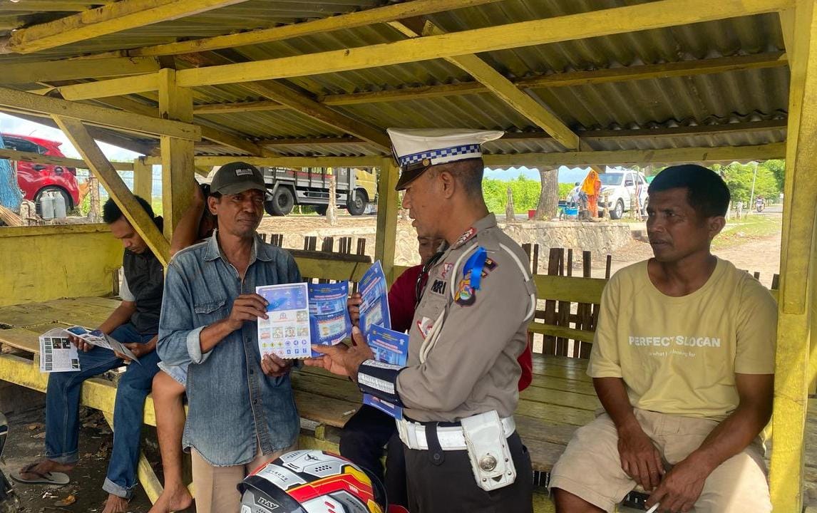 BAGIKAN BROSUR: Anggota Satlantas Polres Bima Kota membagikan brosur kepada para ojek, Kamis (20/2).