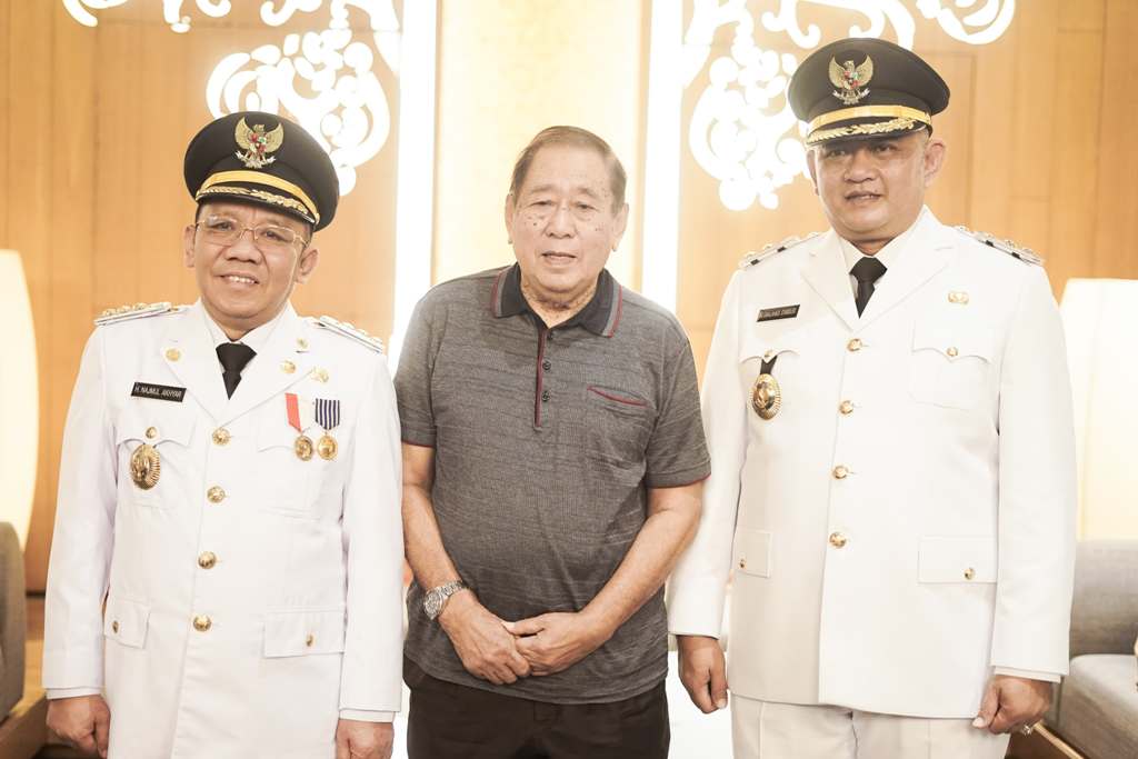 ADA PESAN PRESIDEN: Najmul Akhyar (kiri) dan Kusmalahadi (kanan) bersama Djohan Sjamsu usai mengikuti proses pelantikan di Istana Negara, Kamis (20/2).