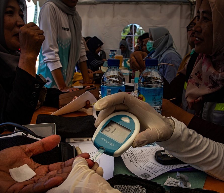 PERIKSA: Petugas kesehatan sedang mengecek seorang pasien beberapa waktu lalu.&nbsp;