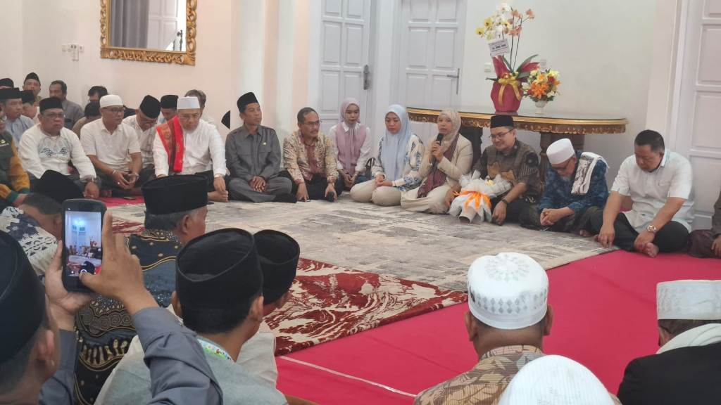 SAMBUTAN: Wakil Bupati Lobar Nurul Adha menyampaikan sambutan dalam acara doa bersama sebelum menempati rumah dinas pendopo dua di Jalan Soekarno-Hatta, Gerung, Jumat (21/2).