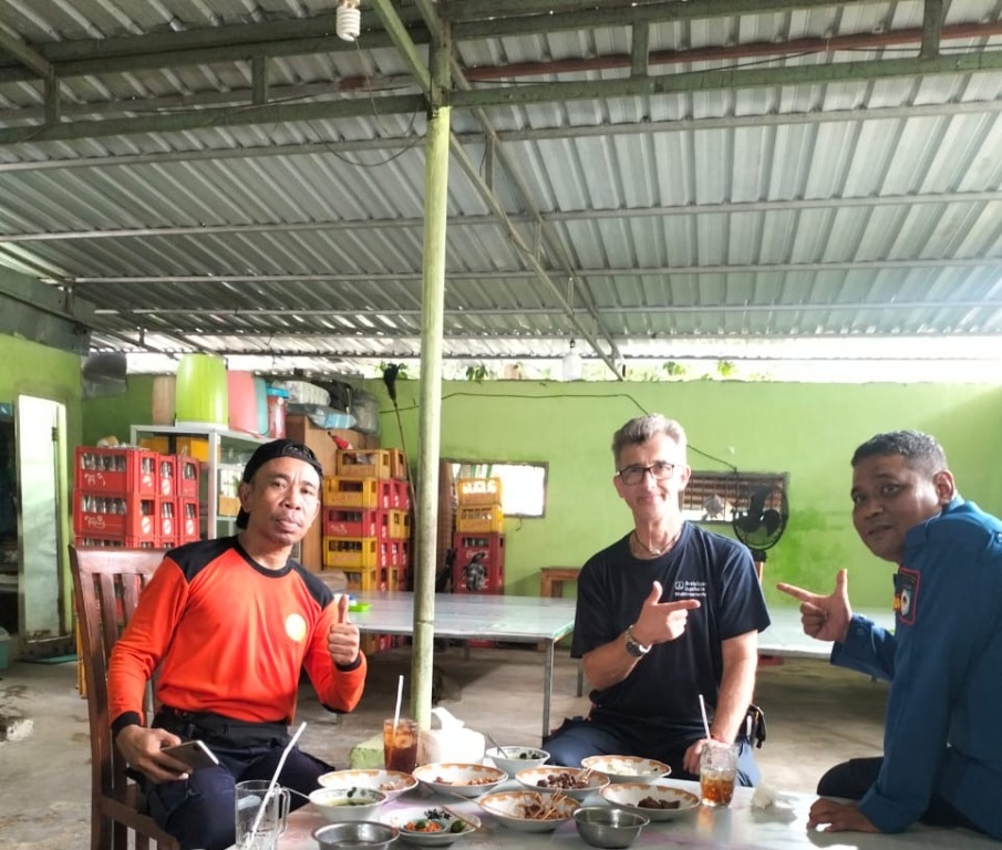NIKMAT: Marlin mencoba menu makanan khas Lombok bersama anggota Damkarmat Kota Mataram, beberapa hari lalu.