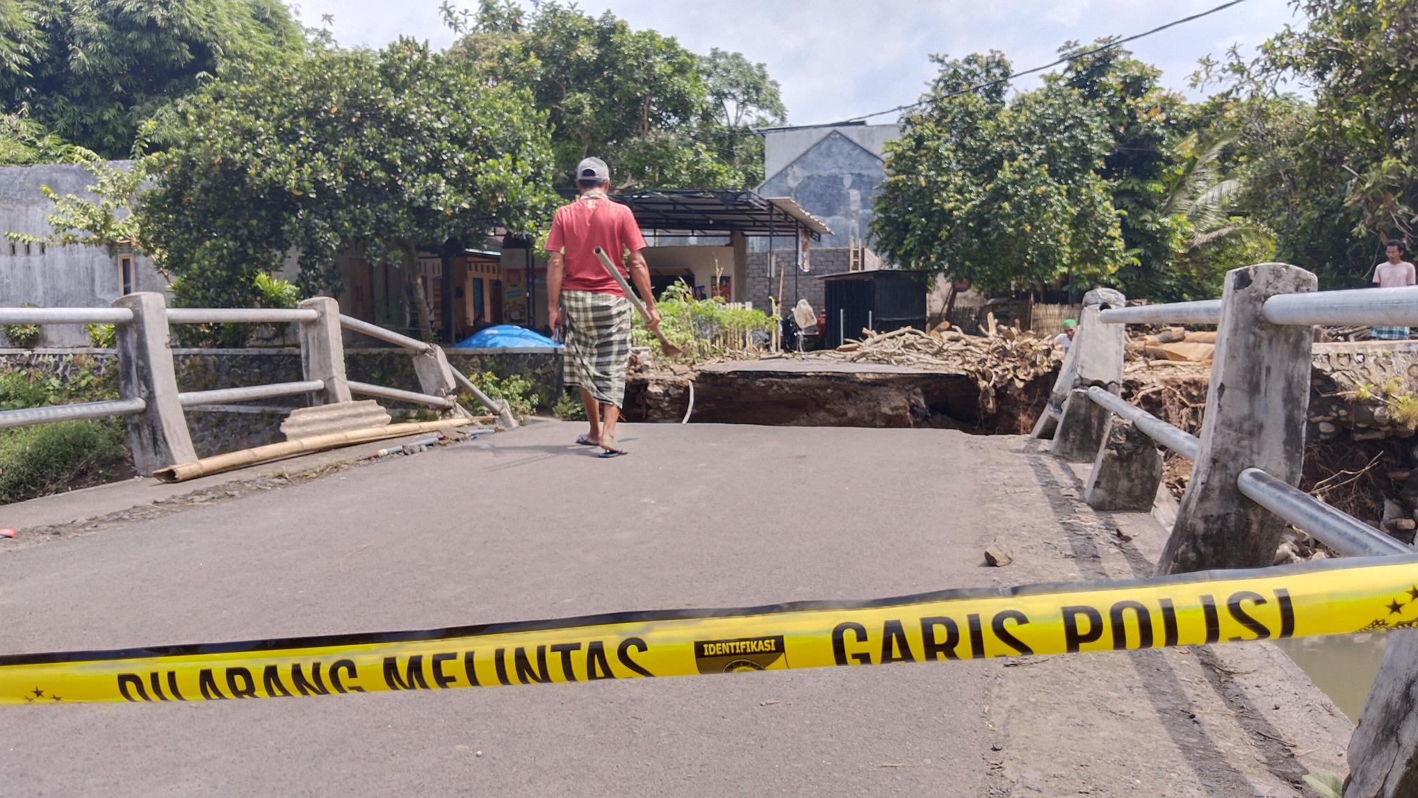 Garis polisi terpasang di sekitar jembatan penghubung Dusun Orok-Orok Timur, Dusun Tembuku, Dusun Dahe di Desa Mujur, Kecamatan Praya Timur, Lombok Tengah, Sabtu (22/2/2025).