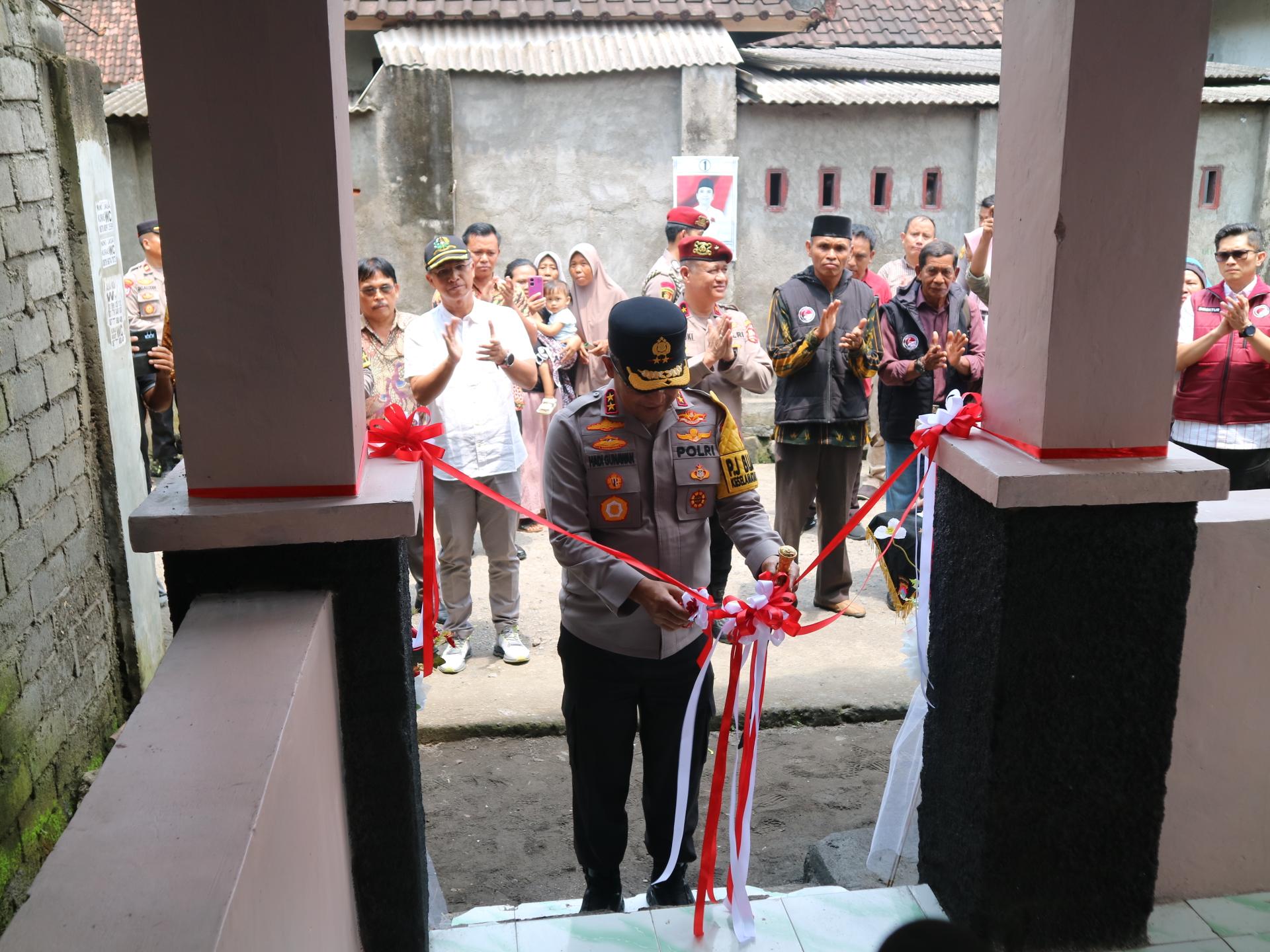 Kapolda NTB Irjen Pol Hadi Gunawan memotong pita sebagai tanda diresmikannya kampung bebas dari narkoba di Desa Beleka Daya, Kecamatan Praya Timur, Loteng, Sabtu (22/2/2025) siang.