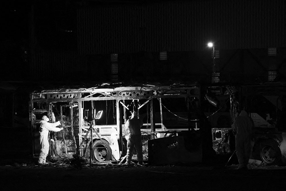 Pasukan keamanan dan unit penjinak bom Israel dikerahkan ke lokasi ledakan bus di Bat Yam pada Kamis (20/2) malam. Polisi Israel mengatakan bahwa bom di tiga bus meledak.(Photo by OREN ZIV / AFP)