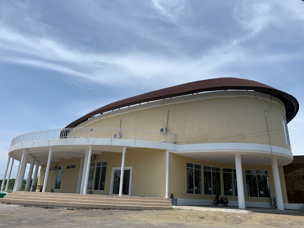 JAM ISTIRAHAT: Perpustakaan Kota Mataram yang sepi sebab jam pelayanan yang sudah tutup, Jumat (21/2).&nbsp;