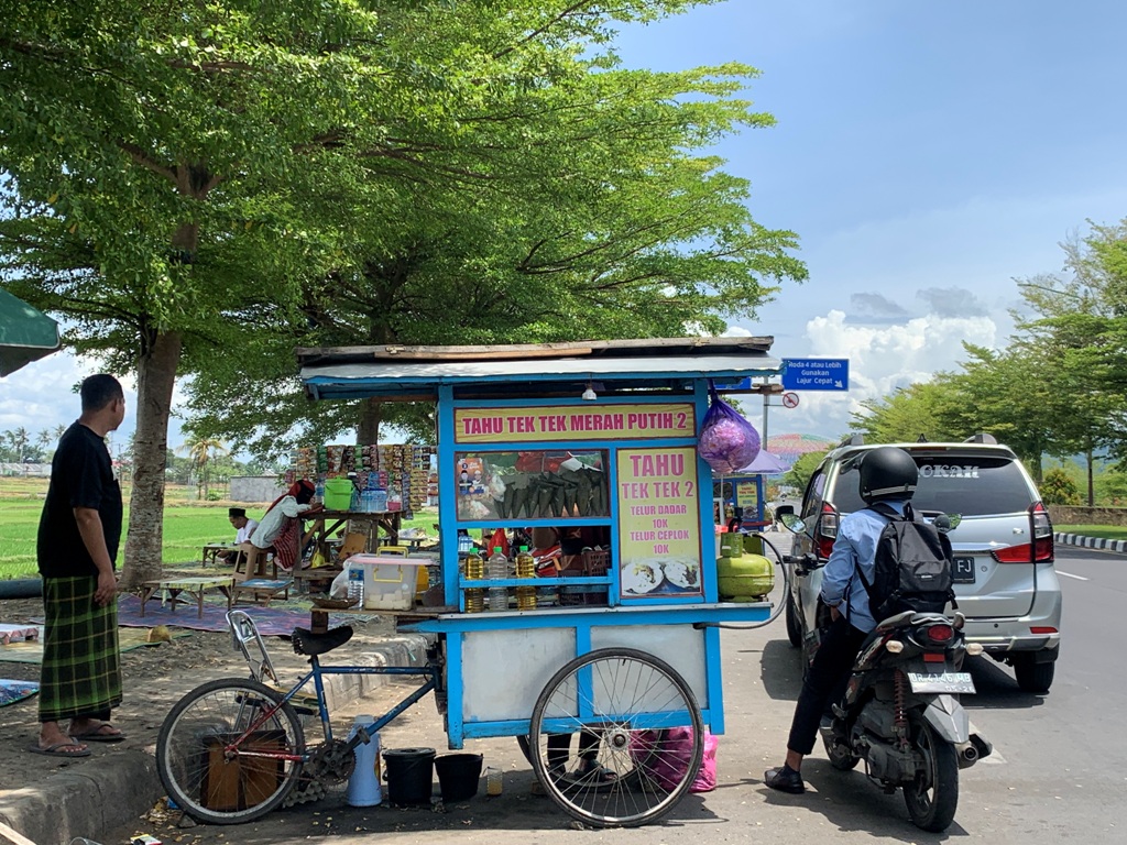CARI NAFKAH : Sebuah PKL yang jual Tahu Tek Tek di jalan Bypass Kota Mataram, Jumat (21/2).&nbsp;