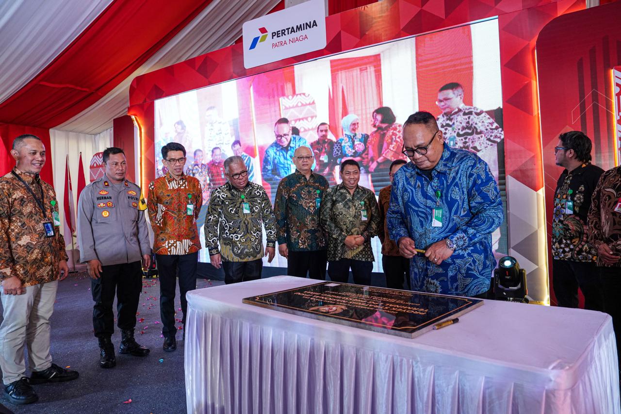 RESMI BEROPERASI: Direktur Rekayasa dan Infrastruktur Darat Pertamina Patra Niaga, Eduward Adolof Kawi menandatangani prasasti peresmian Terminal LPG Bima, Jumat (21/2).