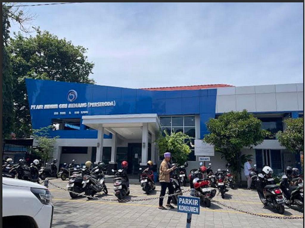LENGANG: Tampak muka kantor PT AMGM yang merupakan perusahaan air minum milik bersama Pemkot Mataram dan Pemkab Lombok Barat.