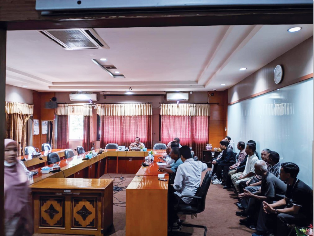 MENGADU: Puluhan eks karyawan hotel Grand Legi Mataram melakukan hearing dengan Komisi V DPRD NTB di Kantor DPRD NTB, Kamis (20/2).