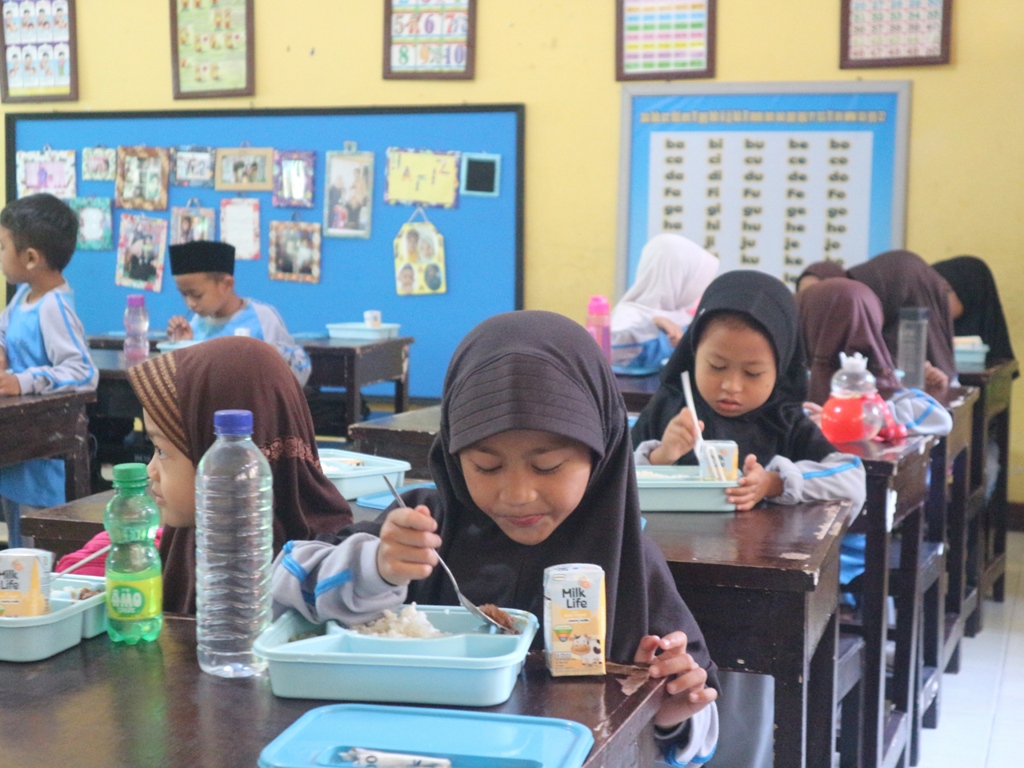 MAKAN: Murid salah satu SD di Kecamatan Sakra, Lombok Timur saat menikmati makanan bergizi gratis (MBG), Jumat (21/2).