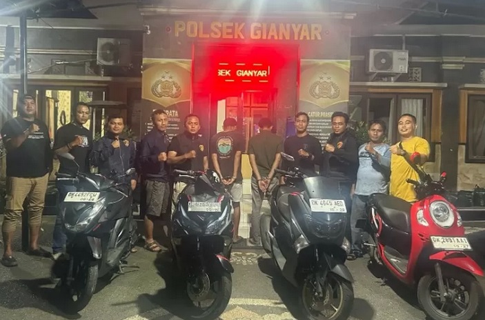 DITANGKAP: Pelaku BS dan IS saat diamankan bersama barang bukti motor curian di Polse Padangbai, Selasa (18/2).