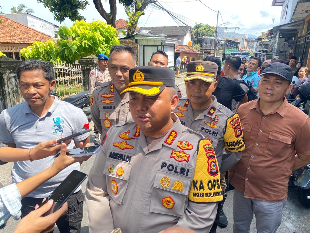 TURUN LANGSUNG: Kapolresta Mataram Kombes Pol Ariefaldi Warganegara saat turun memantau proses penggerebekan pengedar narkoba di Dasan Agung, Jumat (21/2).