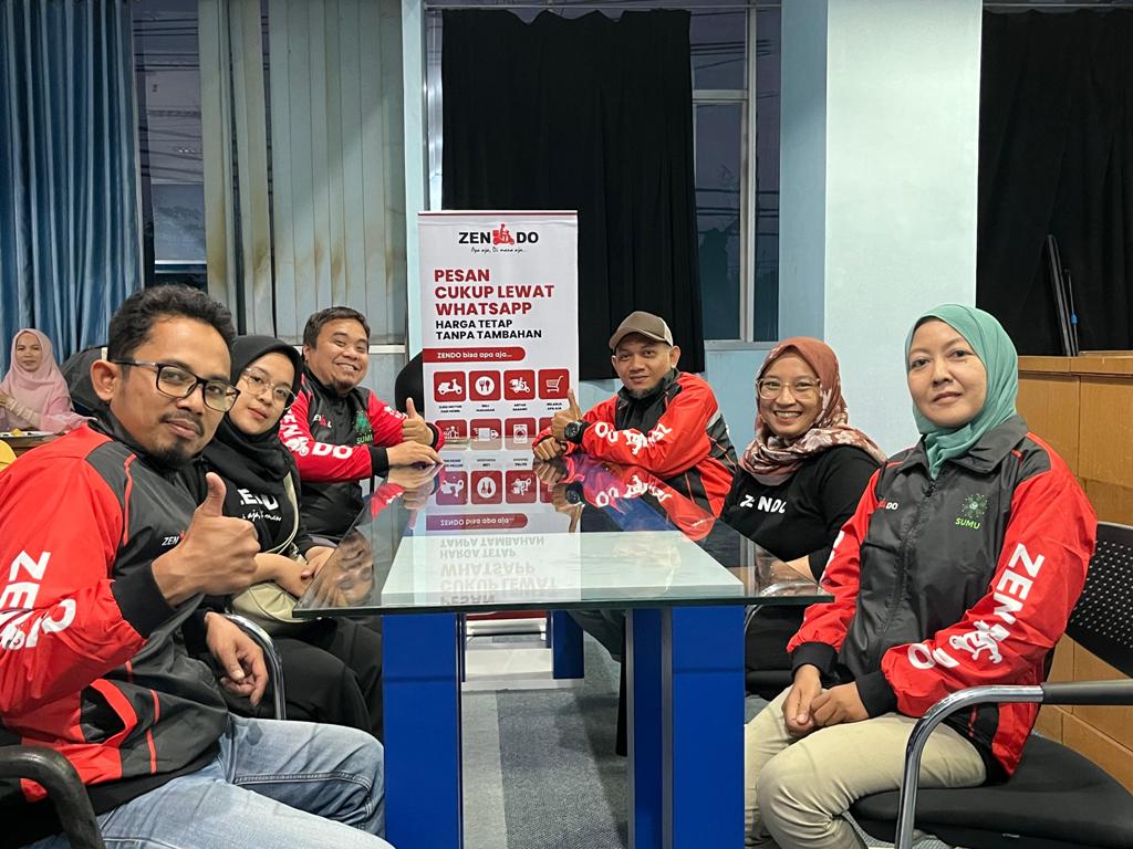 INOVASI: Founder sekaligus CEO Zendo Lutfy Azizah (dua kanan) bersama alumni Assalaam di Graha Pena Lombok, Rabu (19/2).