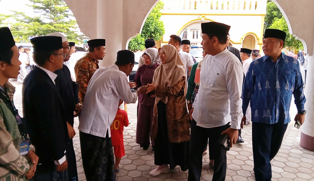 PEDULI UMAT: Wakil Bupati (Wabup) Lobar Nurul Adha menghadiri puncak Haul Akbar pendiri Ponpes Al Ishlahuddiny Kediri, Sabtu (22/2).
