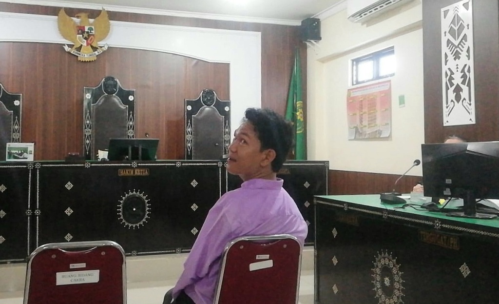 JALANI PERSIDANGAN: Terdakwa Agus Buntung saat mengikuti sidang di Pengadilan PN, pekan lalu.