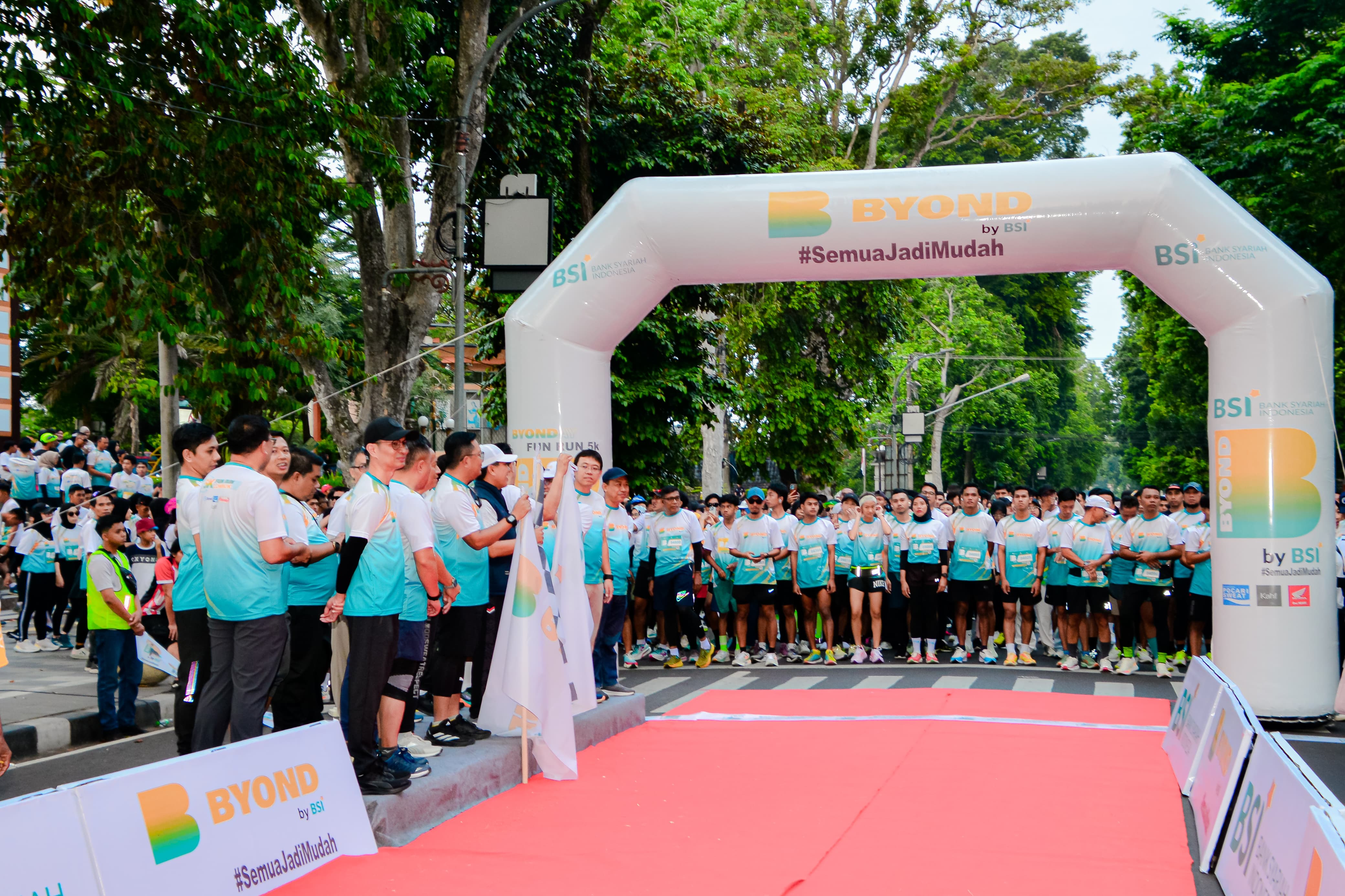 MEMBLUDAK: Even Fun Run Byonday By BSI di Kota Mataram diikuti ribuan peserta, Minggu (23/2).